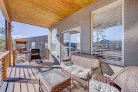 Bright & Spacious Modern Home • Mountain Views  • Lic: 331222