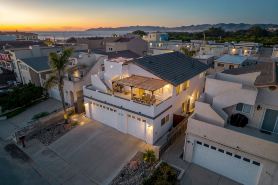 Steps Away From Pismo Beach with Poker/Foosball Table/EV Charger/BBQ grill