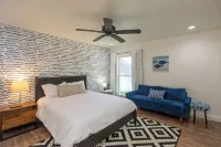 Beautiful Lake Front Home All Decked Out and Ready for Fun - 4つ星