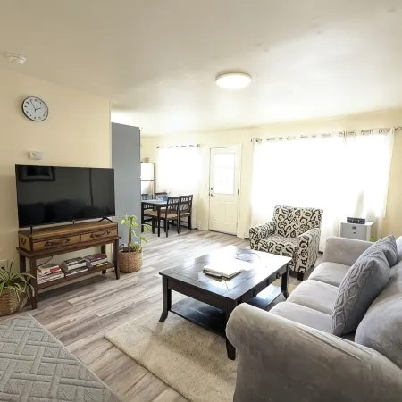 Centrally Located 2Br: Mins to Airport, Full Kitchen, WiFi & on-Site Laundry.