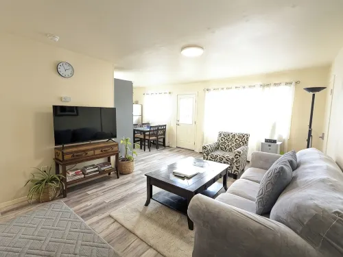 Centrally Located 2Br: Mins to Airport, Full Kitchen, WiFi & on-Site Laundry. - Condos