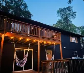 Mtn Views, Guests Rave:FamilyFriendly Cottage, GameRoom, Mins to Lake Laura