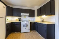Funky House - Private Hot Tub - Walking Distance to Downtown - Bungalows