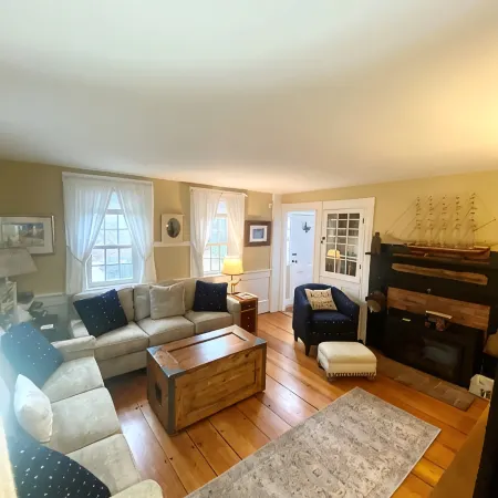 Remodeled Historical Cape House.  Close to Town, Bayside, and Ocean Отели в г. Уэлфлит