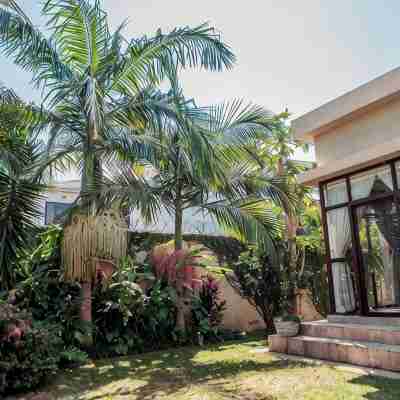 Serene home with enough bedrooms and bathrooms for a family travelling together. Hotel Exterior