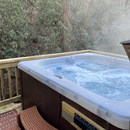 5 minutes to Helen center, hot tub, on creek with waterfall’