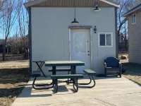 The Galactic Getaway - Lakeside Tiny Home Rental - Queen Bed Hotels in Rock County