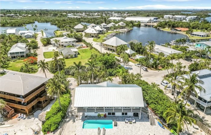 Oceanfront Multi-Family Retreat // 4 Bed, 4.5 Bath // 2 Fully Equipped Kitchens!