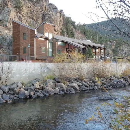 Convenient Downtown Loft With Balcony, At River Confluence, Walk To Restaurants