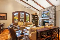 Beautiful Sun Valley Lodge II Penthouse, Sleeps 8 with Amazing Views of Baldy - Wifi