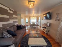 3 Bed Lake Home, Beach Vibes, Located on DL Strip! - Homestays