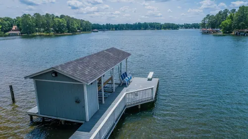 LAKE FRONT WITH GORGEOUS VIEWS & SPACIOUS BACKYARD + LOTS OF AMENITIES - Wifi