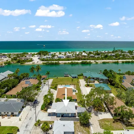 Beautiful Nokomis Beach Cottage. Walk to Beach w/Tranquil & Private Patio