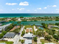 Beautiful Nokomis Beach Cottage. Walk to Beach w/Tranquil & Private Patio