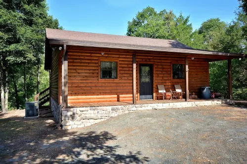 Beautiful secluded cottage with gated privacy.