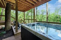 Experience Elevated Living: Upscale Treehouse Cabin in Hocking Hills on 20 acres - シャレー