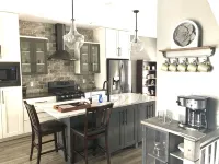 Stylish & Central Townhome-Perfect for Groups!