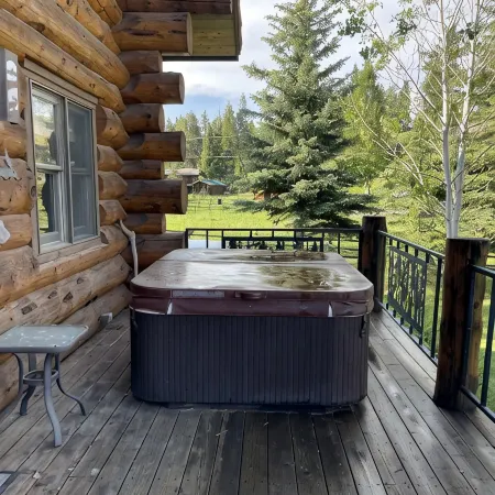 Tweek's Cabin- luxury cabin with yard, fire pit, and hot tub!!!