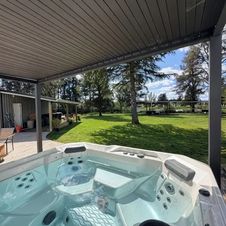 Lakefront Retreat. Saltwater Hot Tube, Dock,Kayaks and Fish Gear Included!