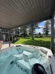 Lakefront Retreat. Saltwater Hot Tube, Dock,Kayaks and Fish Gear Included!