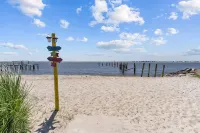 No Cleaning Fee! Brand New Double Queen Studio Condo w/ Waterfront Pool + Beach - Beach