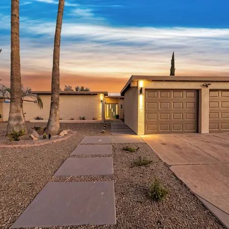 Game Room-Pool heated w/jacuzzi-Waffles-2 California King Beds-U of A 8 miles