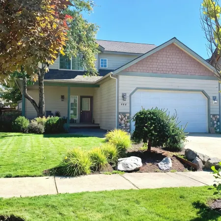 Spacious, Clean Home in Town w/ King En Suite & Hot Tub