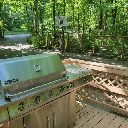 Charming lake cabin located next to Racoon State Park.