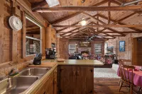 22 miles to Round Top, 3/2 w/ trailer parking, relaxing cozy cabin w/ lake, wifi - Hytter