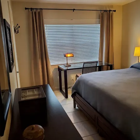 Condo with pool, walking distance to beach, groceries and several restaurants