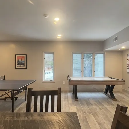 Spacious Townhome with breathtaking views of Mount Snow. 5 min Shuttle to ski