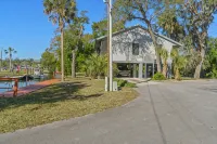 Manatee Manor. Waterfront, dock, stilted home. Renovated June '23. - 4-Star