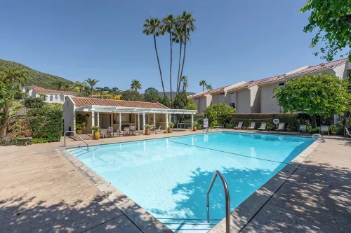 Malibu 2-bedroom designer furnished condo with AC. Central to everything! - 4つ星
