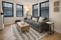 Chic Central Cottage- Wood Floors, Fireplace, Hospital/Vsu Firepit, Pet Friendly - 3-Star