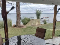 Cozy All Season Bungalow right on the Lake  wine and brewery trail. Hotels in Benton