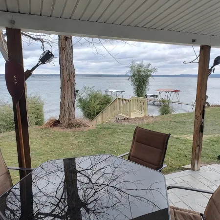 Cozy All Season Bungalow right on the Lake  wine and brewery trail.