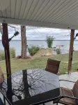 Cozy All Season Bungalow right on the Lake  wine and brewery trail. - Wifi