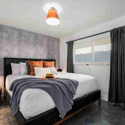 Duplex- Intracoastal Paradise: Hot Tub, Bar, Bikes, Kayaks & 3 Blocks to Beach! Rooms