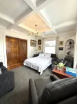 Beautiful 4 bedroom! Hot Tub, Fabulous Downtown Newberg Location!