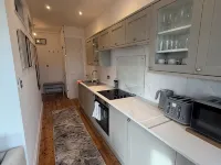 Beautiful 1-bedroom apartment. Perfect for couples, families, or friends. Hotele w: Surbiton