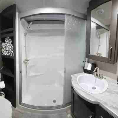 Luxurious 37' 5th Wheel. Enjoy all the fun of Glamping Rooms