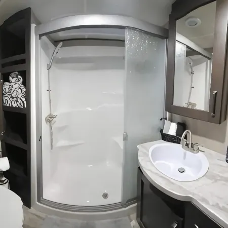 Luxurious 37' 5th Wheel. Enjoy all the fun of Glamping