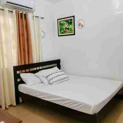 Charming bungalow with AC and WiFi in peaceful Angeles Rooms