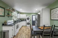 Gator Getaway - Charming 2-bedroom cottage with WiFi, AC in delightful Anahuac. - Wifi