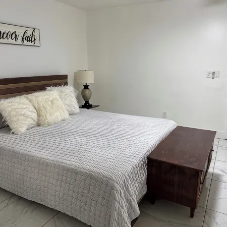 Charming 1-bedroom apartment with WiFi, AC in delightful Venice