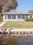 Picturesque lakefront property on Lake June. - 4성급