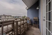 Beach Block Freshly renovated 2-bedroom condo in lovely Dewey Beach on Rodney st - 4-Star