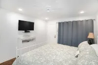 Sea Glass Getaway - Walk to Beach *King Bed* - Boutique