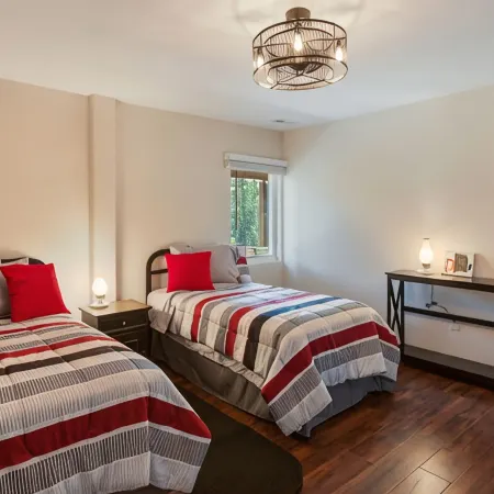 Lakefront duplex property, nicely finished. 2 bedroom and queen size hide-a-bed.