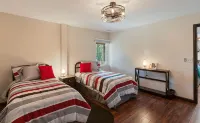 Lakefront duplex property, nicely finished. 2 bedroom and queen size hide-a-bed.
